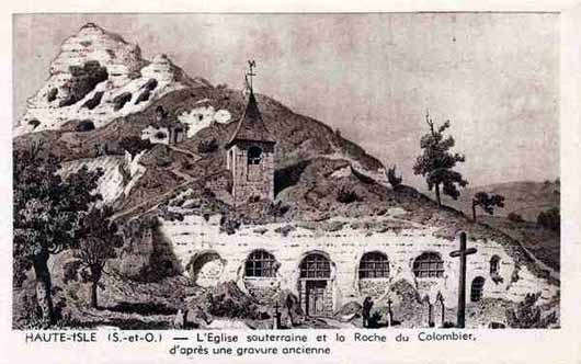 Au fond, la grotte du Colombier et devant l'église souterraine.