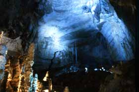 L'abisso Ancona dans la grotta grande del Vento (Gorges de Frasassi, Marches) : une salle de 1 M de m3 (photo Sandro Galdenzi)